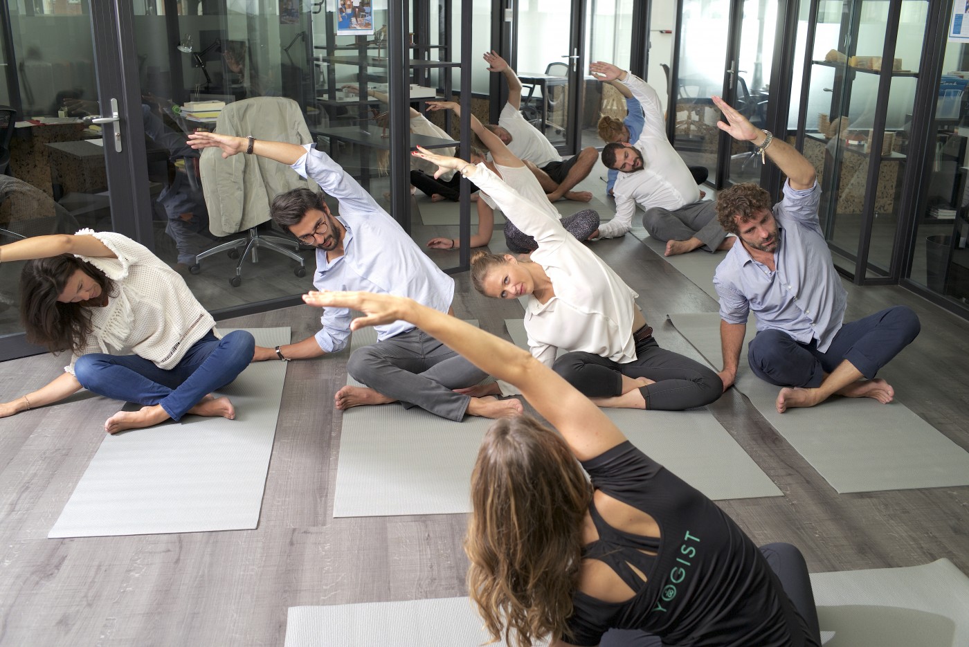 Yoga sur tapis cours entreprise yogist